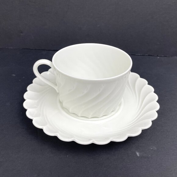 Set of 4 Haviland Limoges Cups & Saucers White Scalloped Swirl Porcelain France - Picture 4 of 12